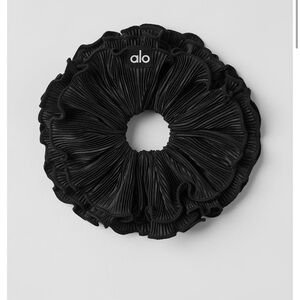 NWT ALO Yoga Black Micro Plisse Scrunchie
